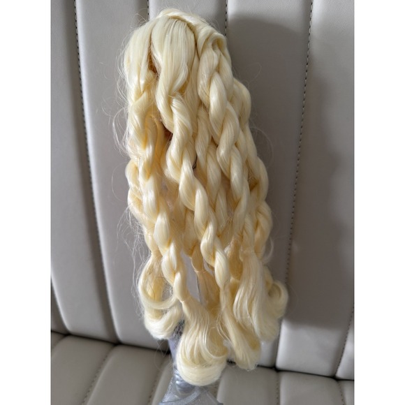 Mermaze Mermaidz Winter Waves Gwen Fashion Doll Color Change/Glitter Tail MGA - Picture 6 of 7